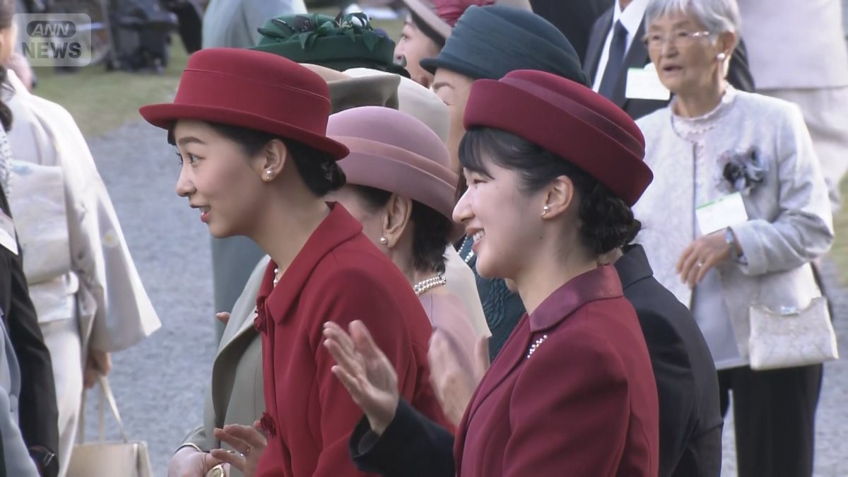 愛子さまはワインレッドのお召しもの