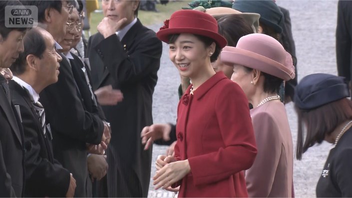 出席者と手話で会話する佳子さま