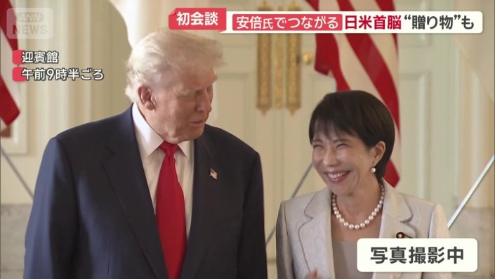 トランプ大統領の腕に肩をポンポンと当てるそぶりをし、うれしそうな様子を見せる場面も