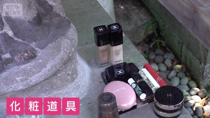 おしろい地蔵の傍らに