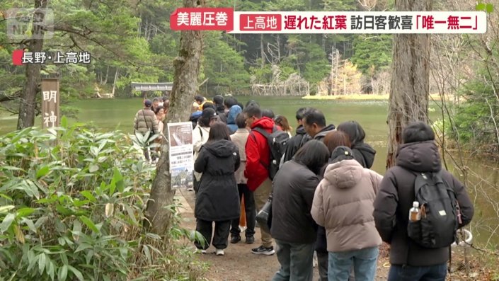 参拝者が行列を作る