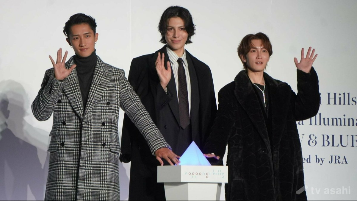 Snow Manの岩本照・渡辺翔太・ラウールがイルミネーション点灯式に登場!“SNOW&BLUE”の光に包まれる