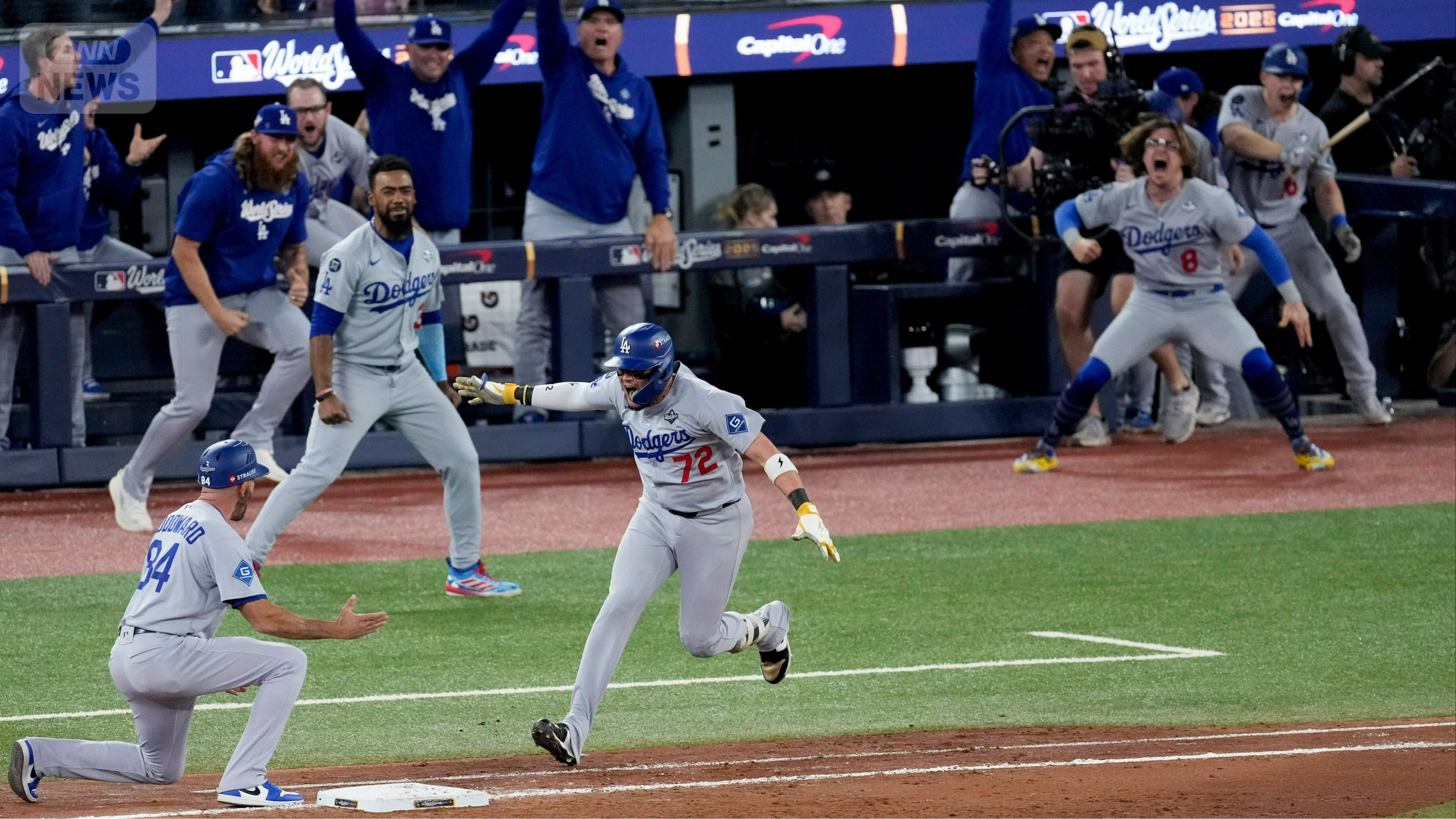 9回に同点ソロHRを放つロハス選手(写真中央) WS第7戦