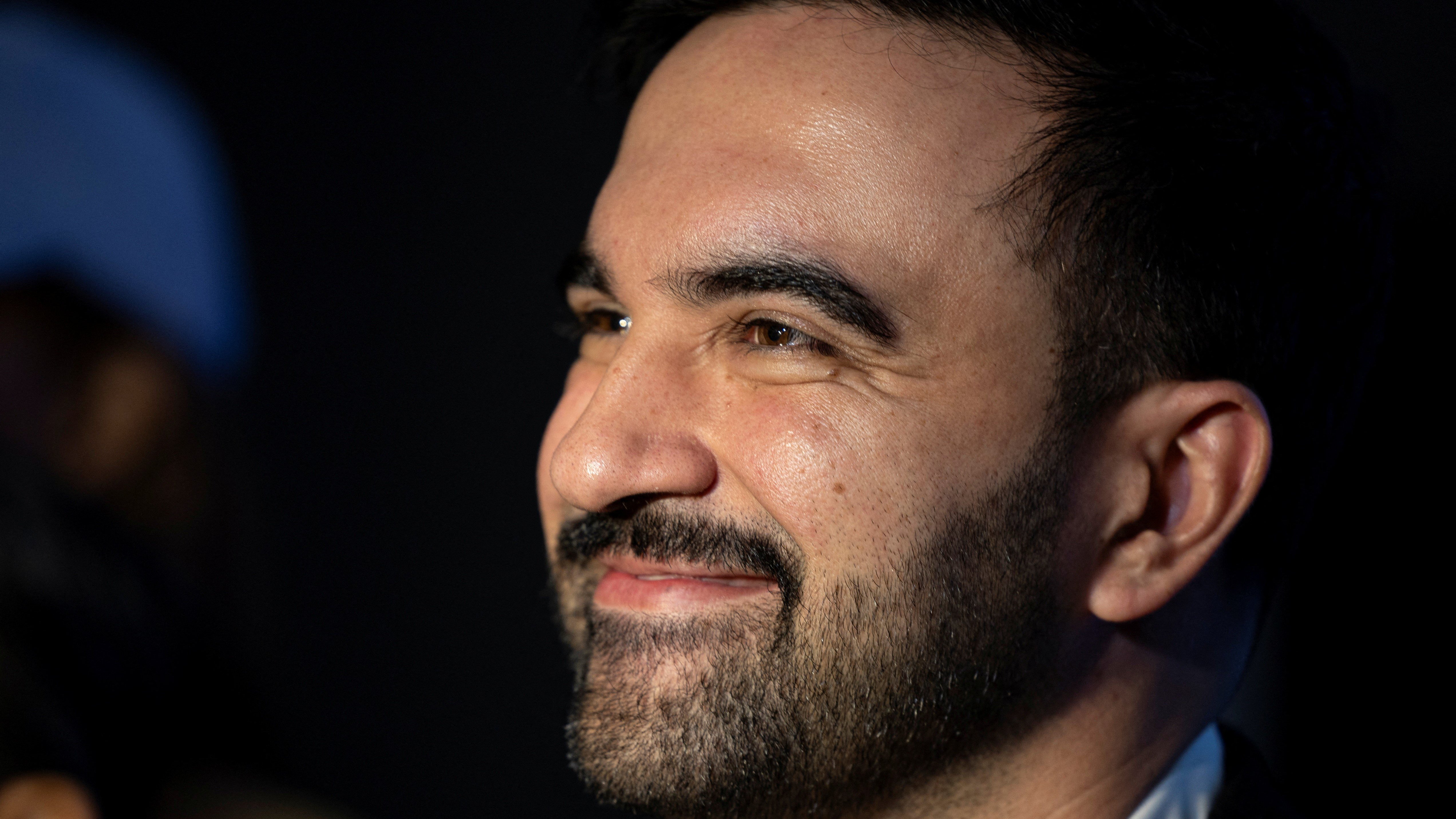 当選を決めて笑顔のマムダニ氏(ロイター・アフロ)