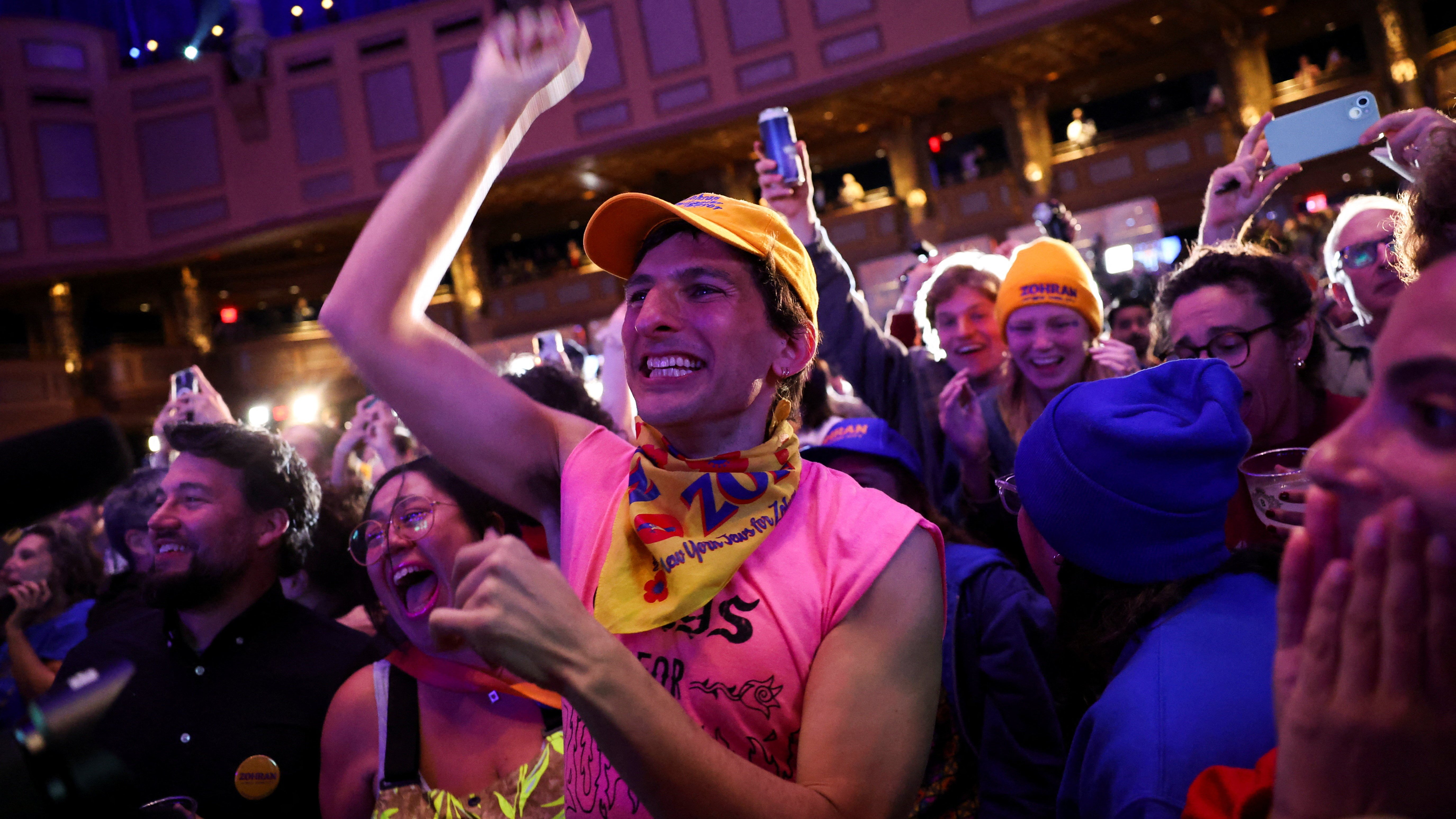 マムダニ氏の当選が決まり喜ぶ支持者ら