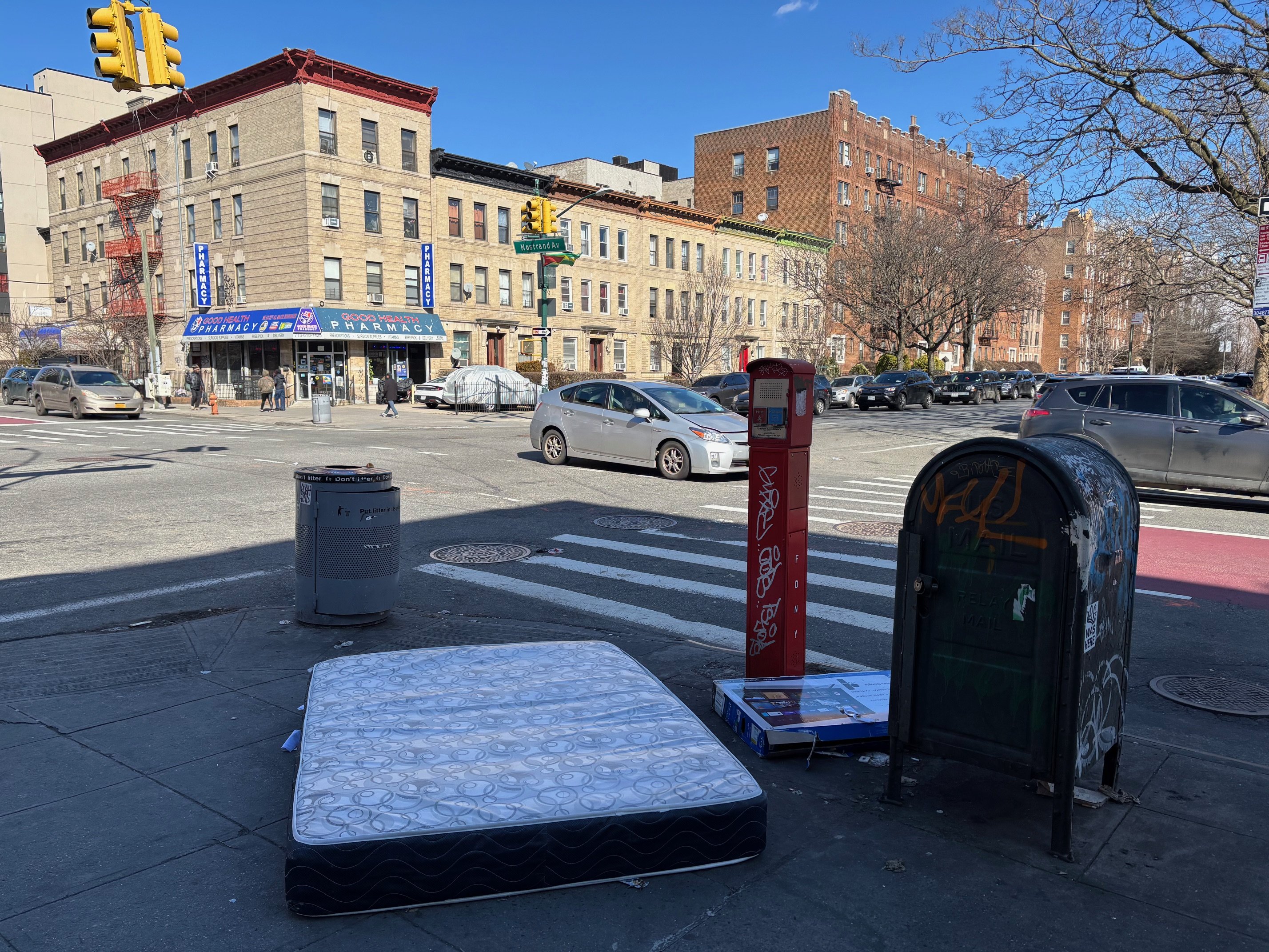 低所得地域の交差点。なぜかベッドのマットが放置されていた(ニューヨーク・ブルックリンで筆者撮影)