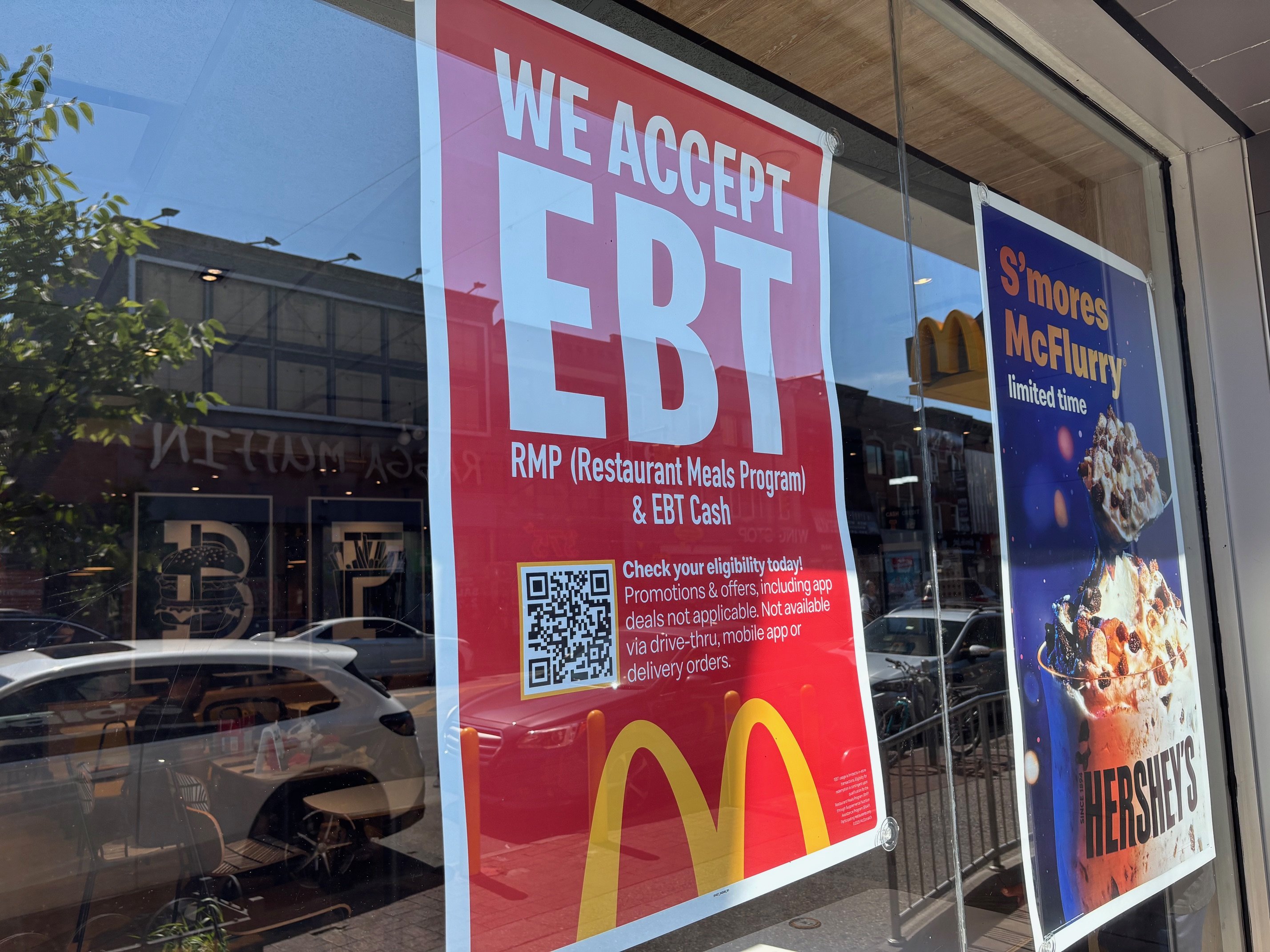 マクドナルドにも「EBT使えます」のサインが(ニューヨーク・ブルックリンで筆者撮影)