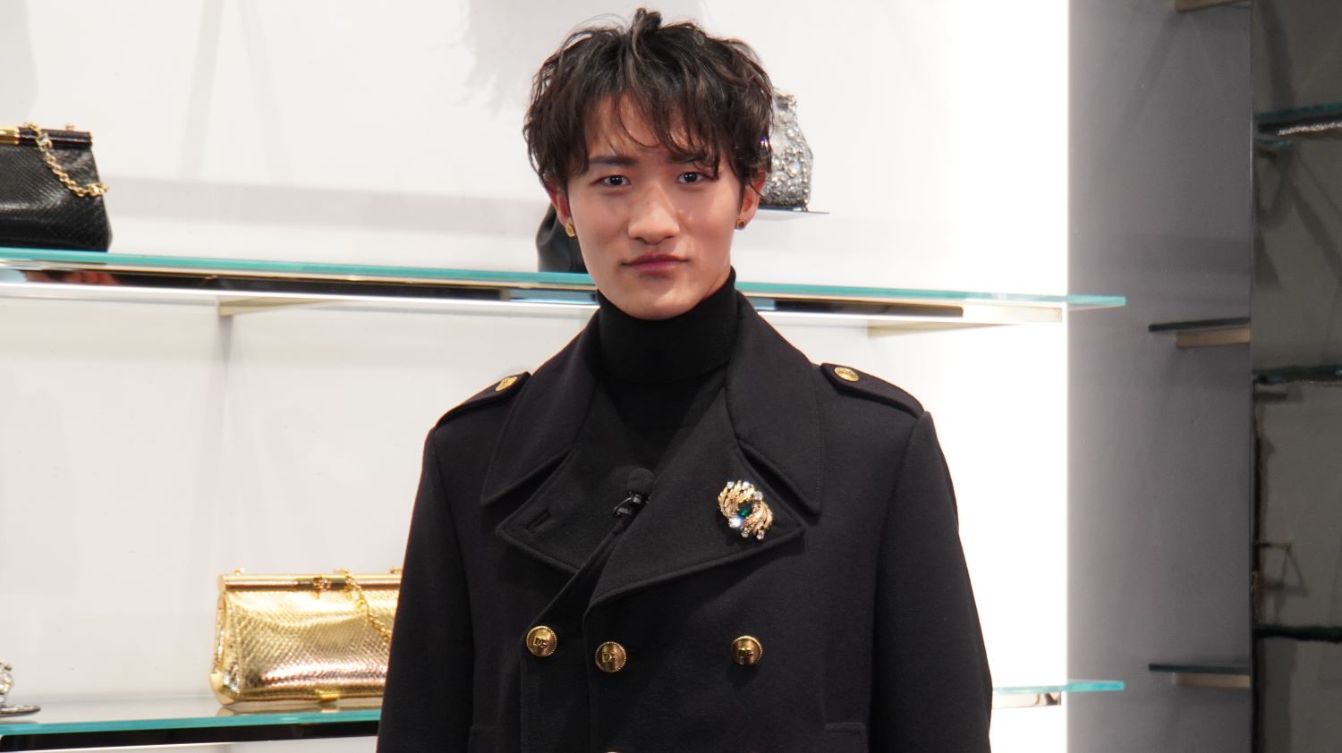 Snow Man」岩本照、イベント中のハプニングにボディーガードさながらの