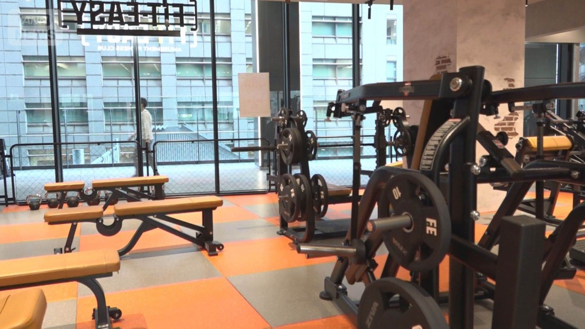 駅近フィットネスが人気　サウナにエステ、仕事もできる　AI導入で人件費削減