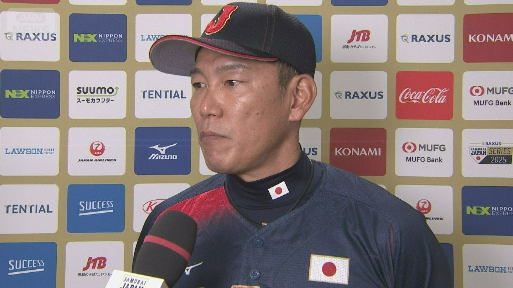 試合後のインタビューを受ける井端監督