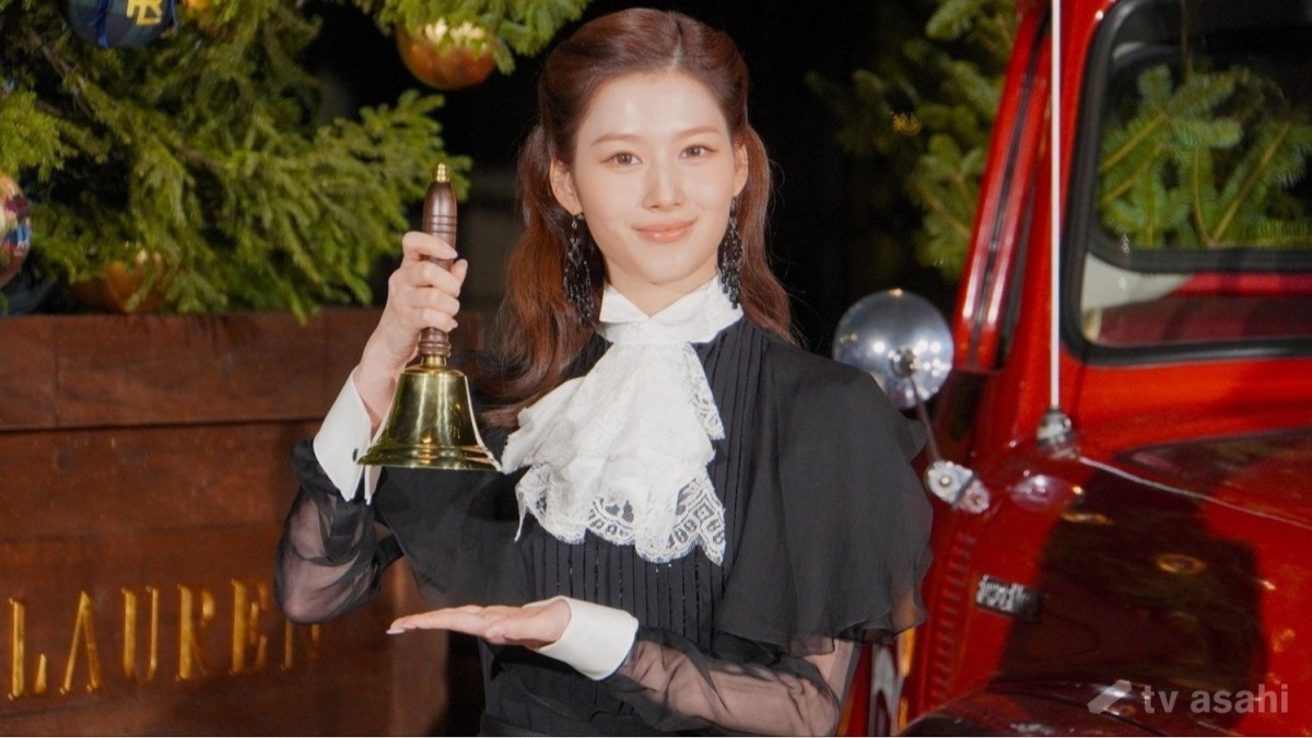 「TWICE」SANA、美背中露出の衣装でツリー点灯式登場