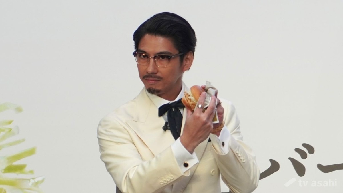 賀来賢人、“革新的なバーガー”に舌鼓「カーネルさんもびっくりしていると思う」