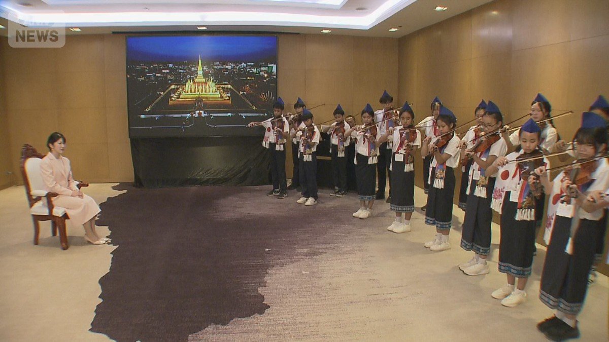 イッサラポン・バイオリン演奏団の演奏を鑑賞
する愛子さま