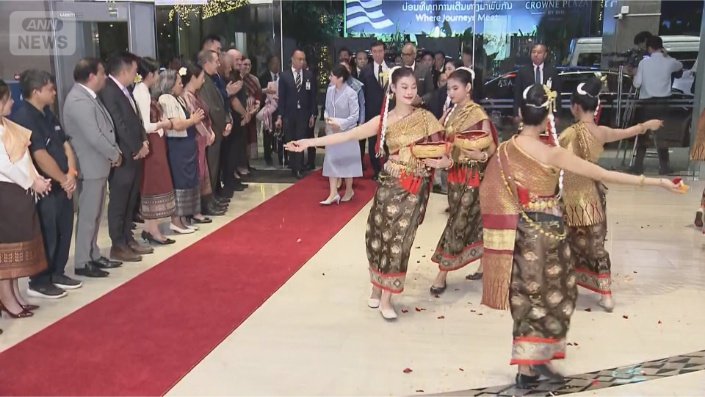 民族衣装のスカートと肩の布を身に着けたダンサーたちが伝統舞踊を披露し、歓迎します