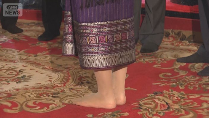 素足の愛子さま