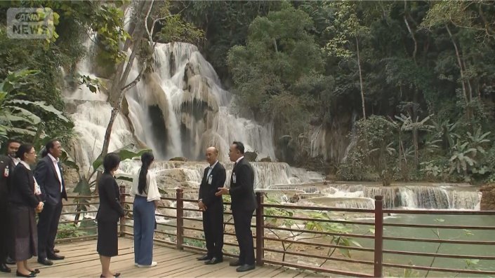 落差約60メートルのクワンシーの滝