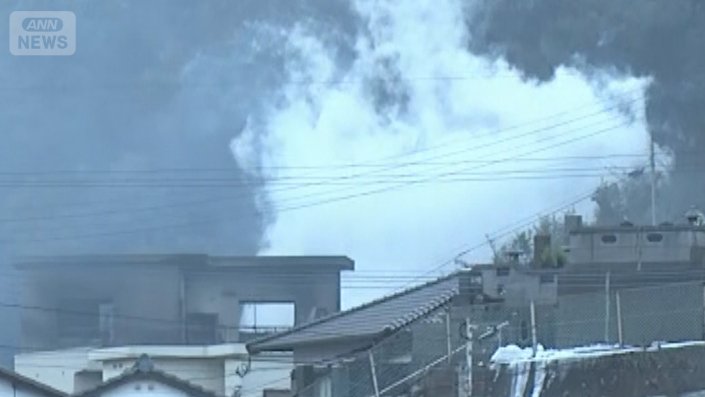 一夜明けた住宅街では、現場からいまも白煙が立ち上っている(19日午前6時半すぎ)