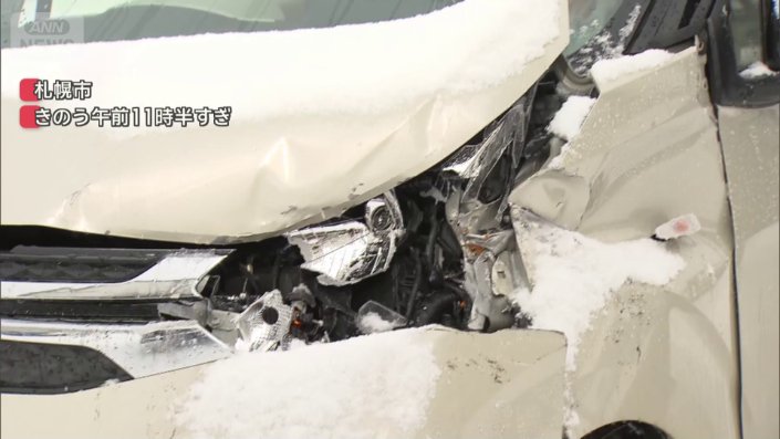 フロント部分が大きく破損した軽自動車