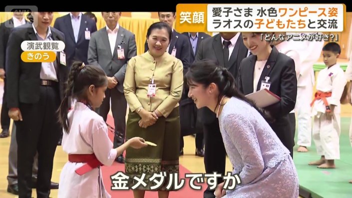 子どもに目線を合わせ交流