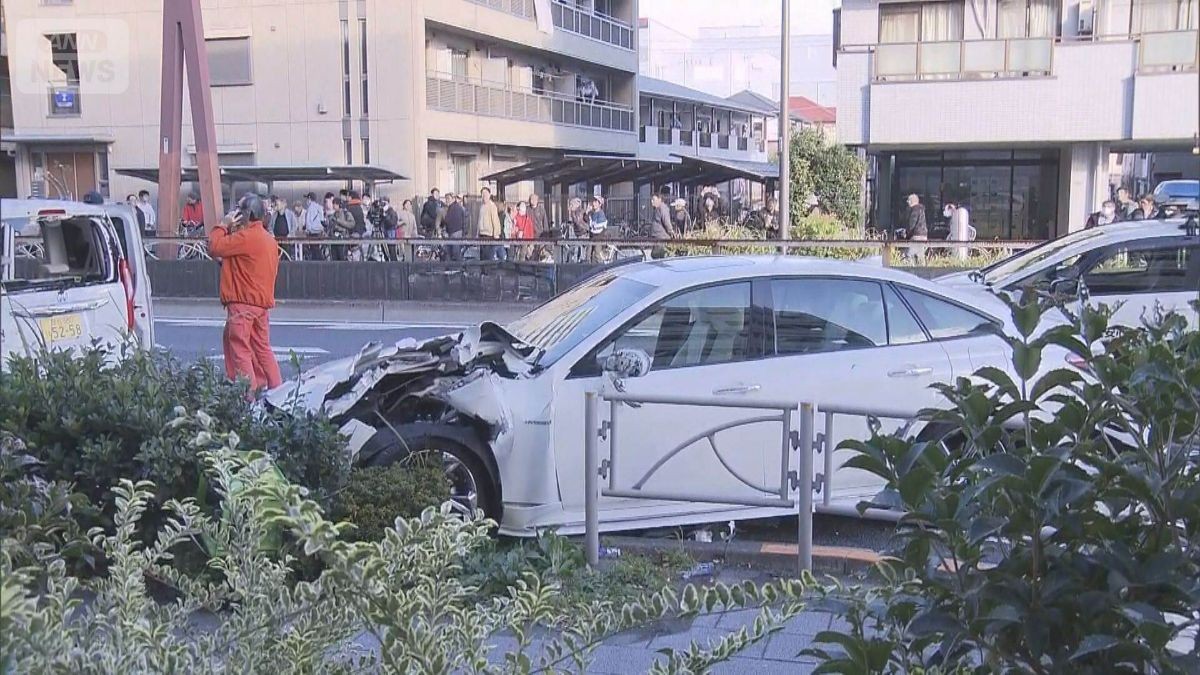 盗んだ車で暴走、11人死傷 37歳男を逮捕 歩道乗り上げ歩行者はね、車道で追突