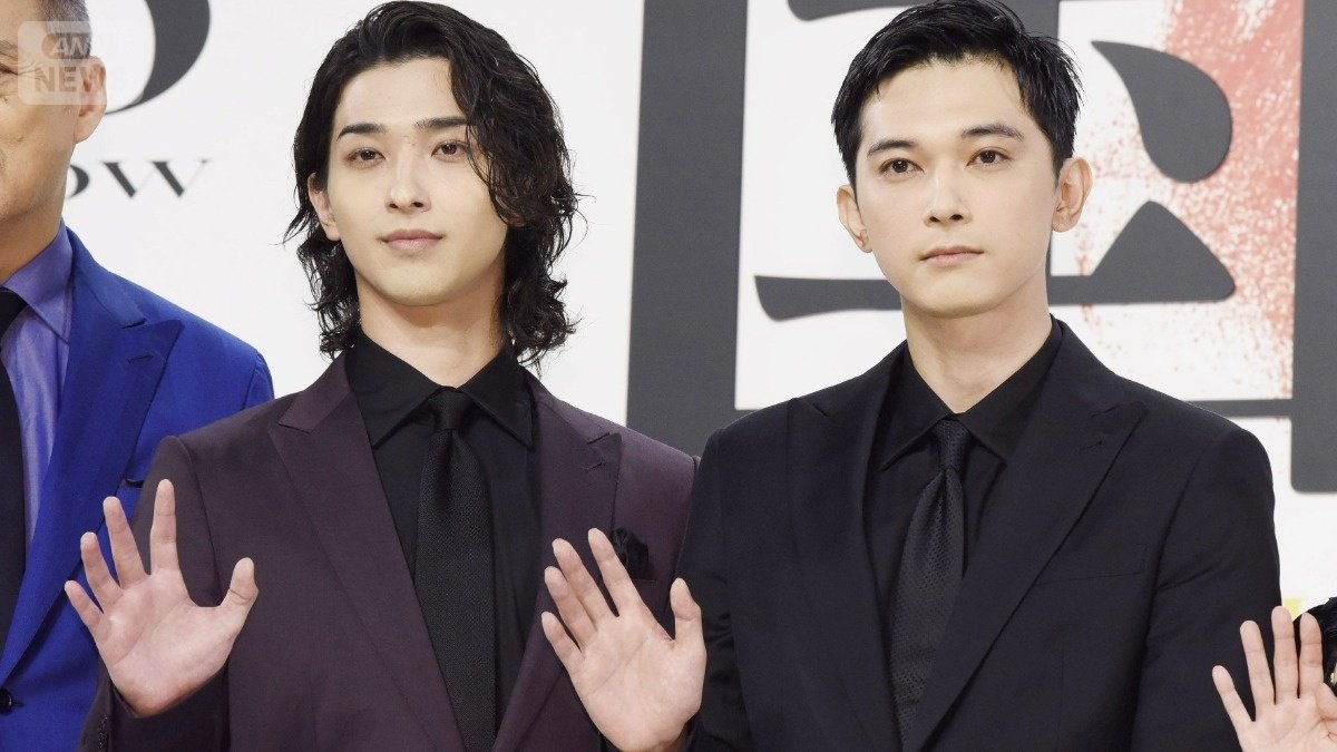 横浜流星さん（左）と吉沢亮さん（右）