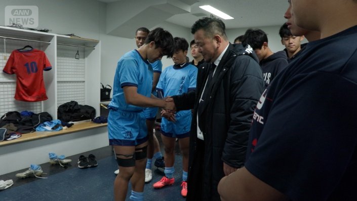 監督と握手を交わす