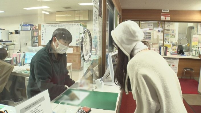 役場を訪れる外国籍の人