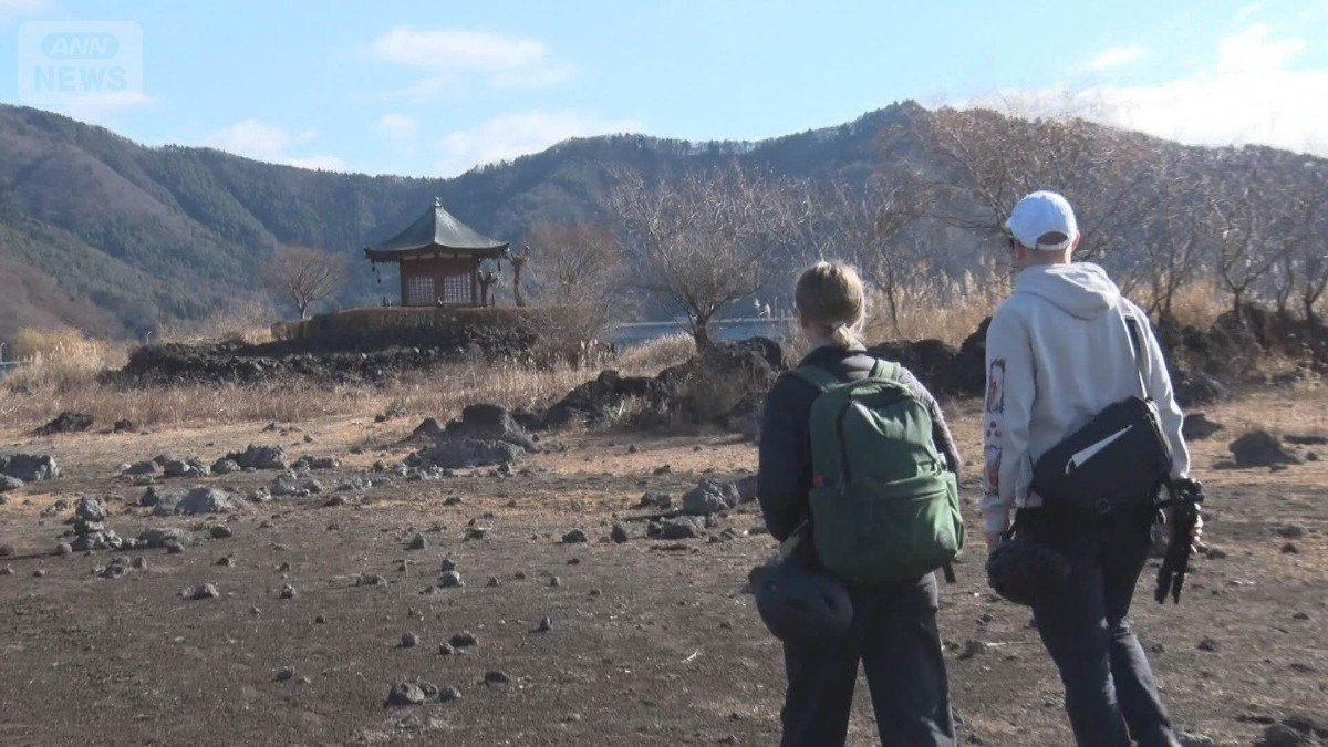 降水量は平年の20% 記録的少雨・カラカラ乾燥 水位ダウン河口湖、六角堂が陸続き