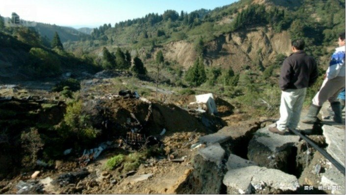 激しい揺れで道路（手前右）が崩落して、谷ができていた　新潟県山古志村（2004年10月）
