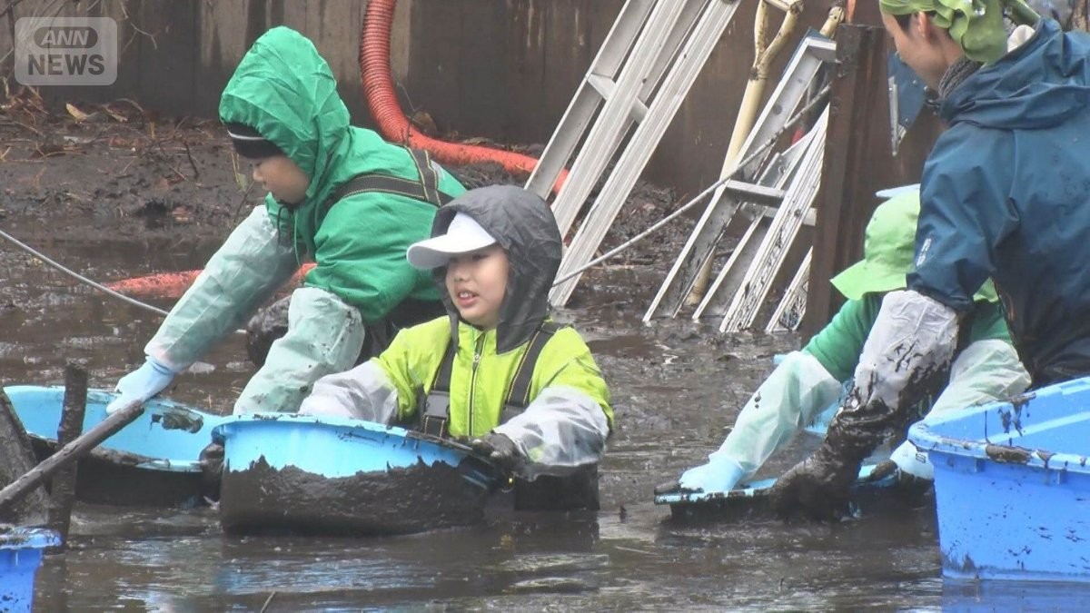 都心の池20年ぶりに水を抜く 絶滅危惧種や在来種の魚も発見 大量の泥で悪戦苦闘