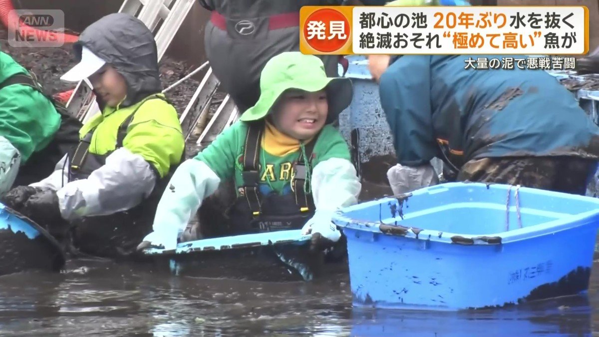 大量の泥で悪戦苦闘する参加者