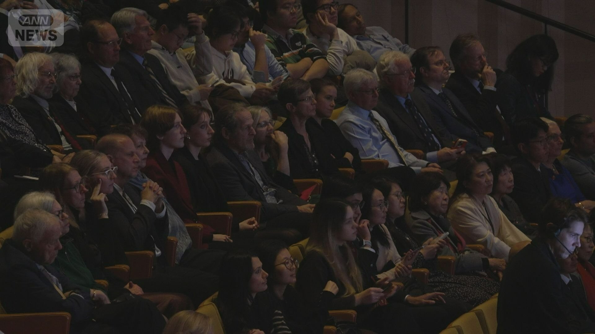 坂口氏の講演を聞く人たち