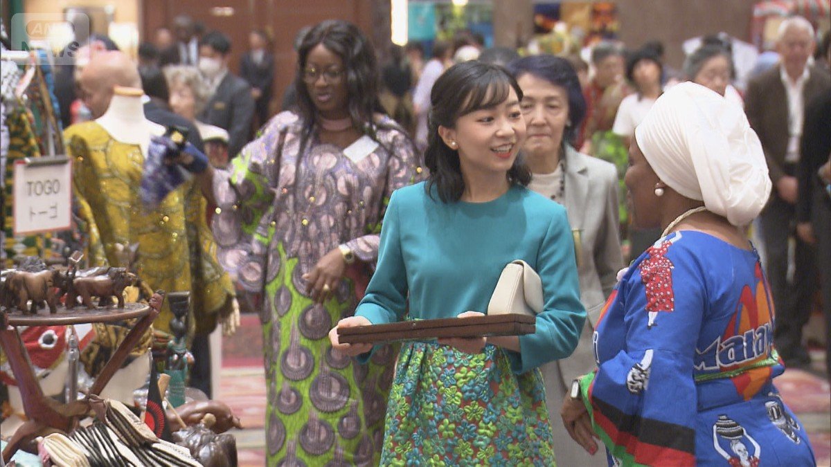 説明を受ける佳子さま