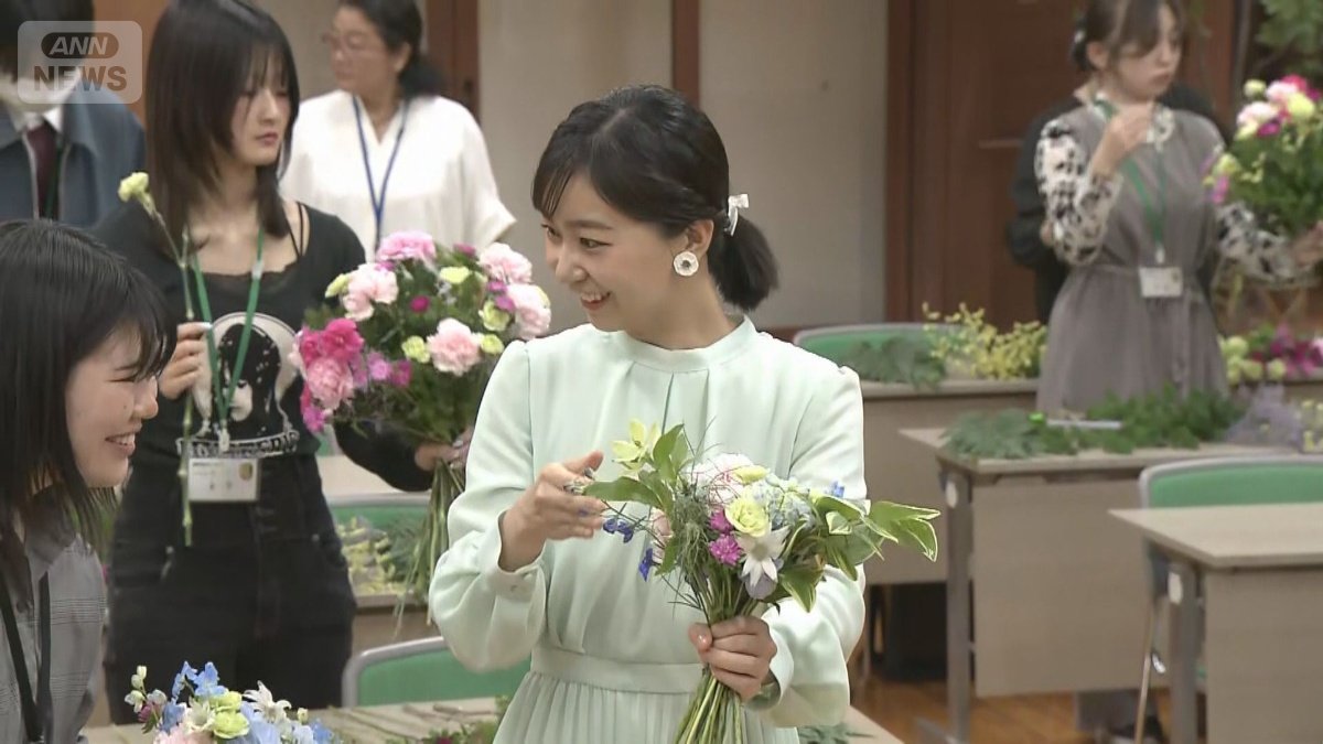 フラワーアレンジメントを体験　花を束ねる笑顔の佳子さま