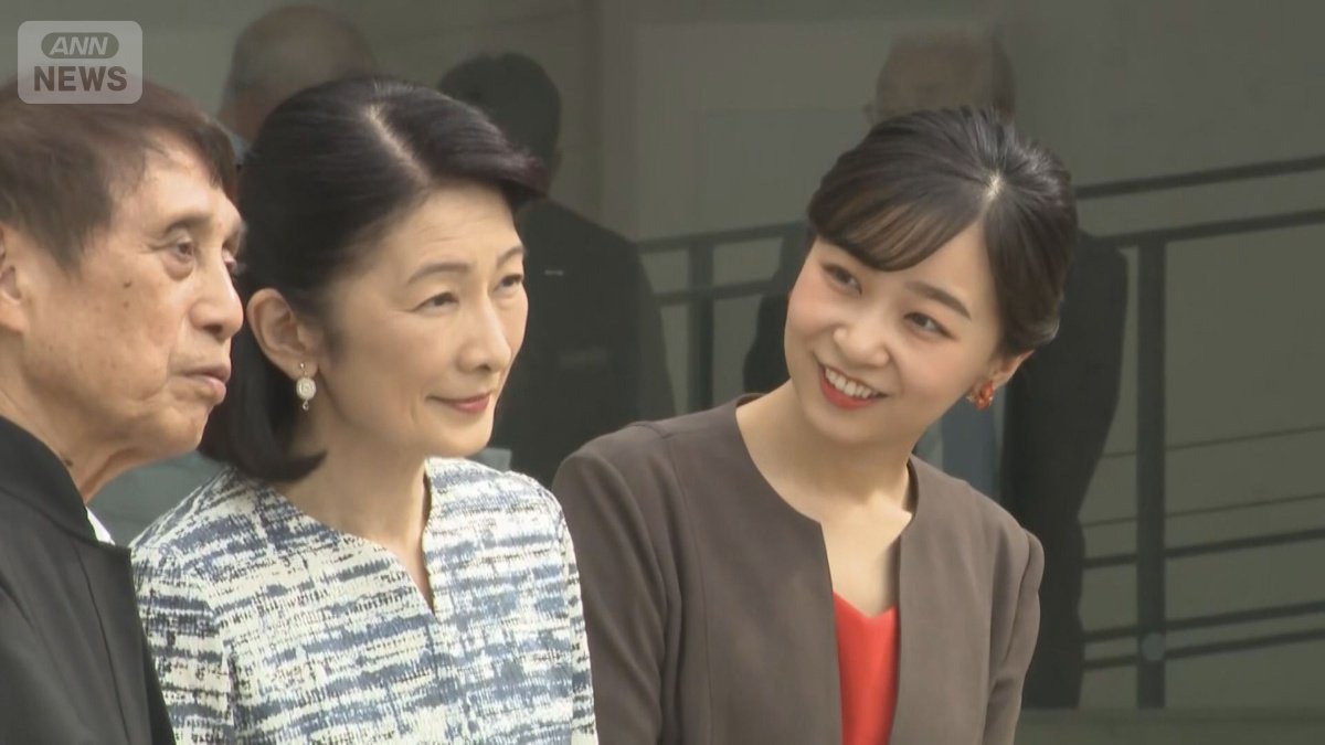 安藤忠雄さんに案内される紀子さまと佳子さま