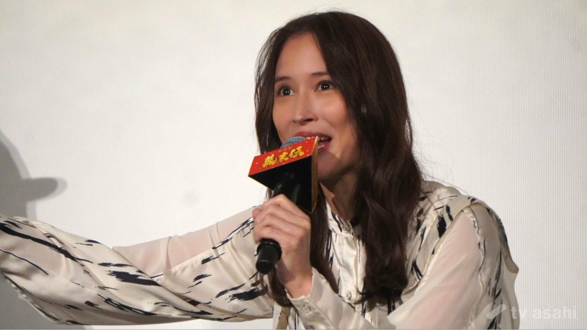 広瀬アリス、“内輪ネタ”にカットイン！舞台挨拶が押すのを回避 神対応”に拍手