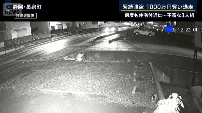 暗がりに身を潜めて立ち去る人物