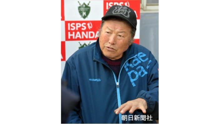 取材に応じる尾崎さん