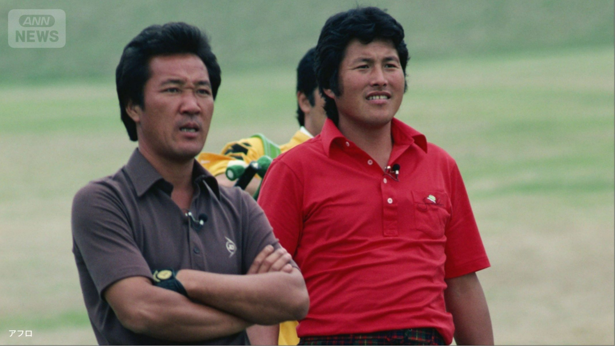 フェアウェーを歩く青木さんと尾崎さん