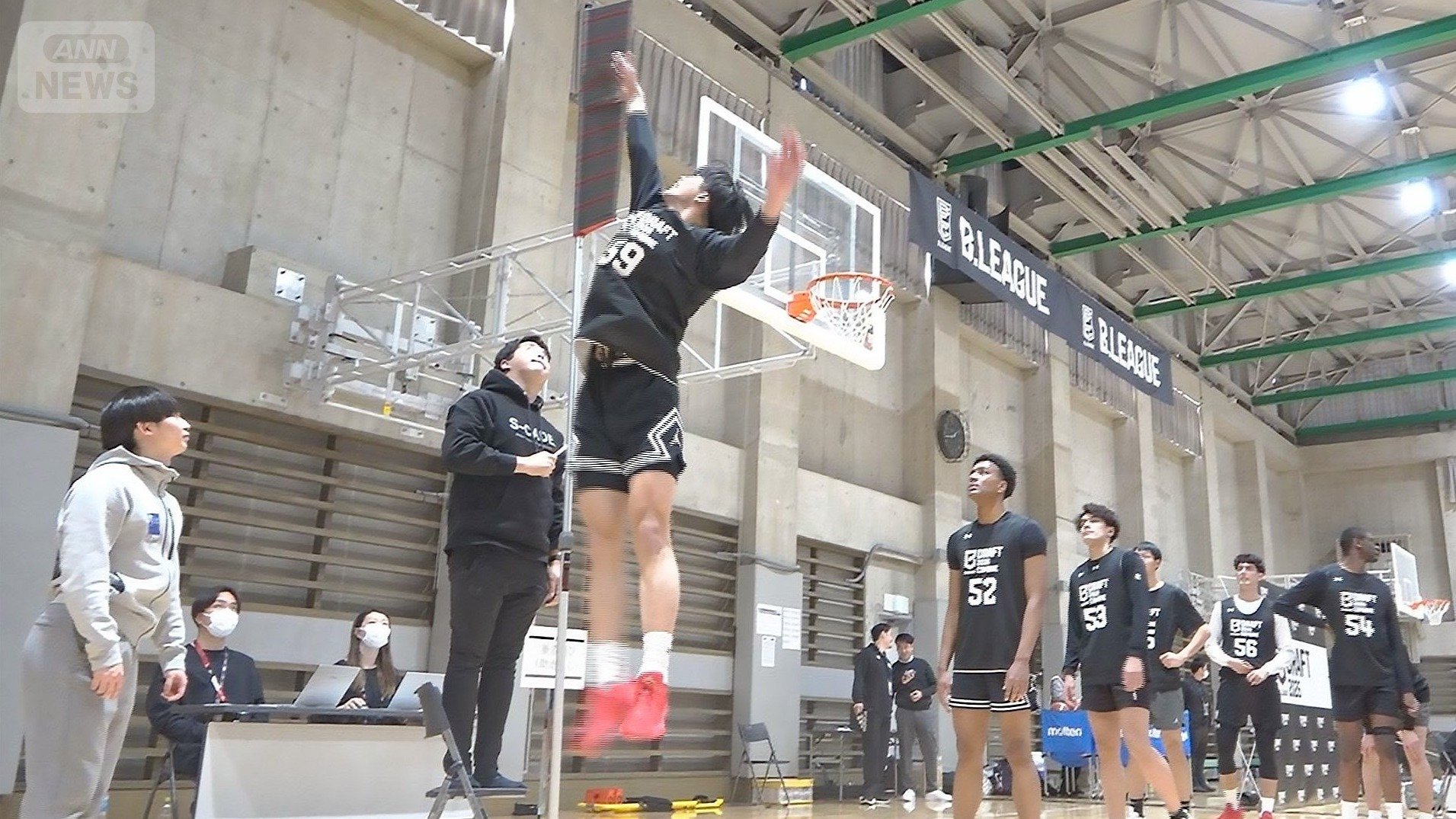 垂直跳び（助走なし）の様子