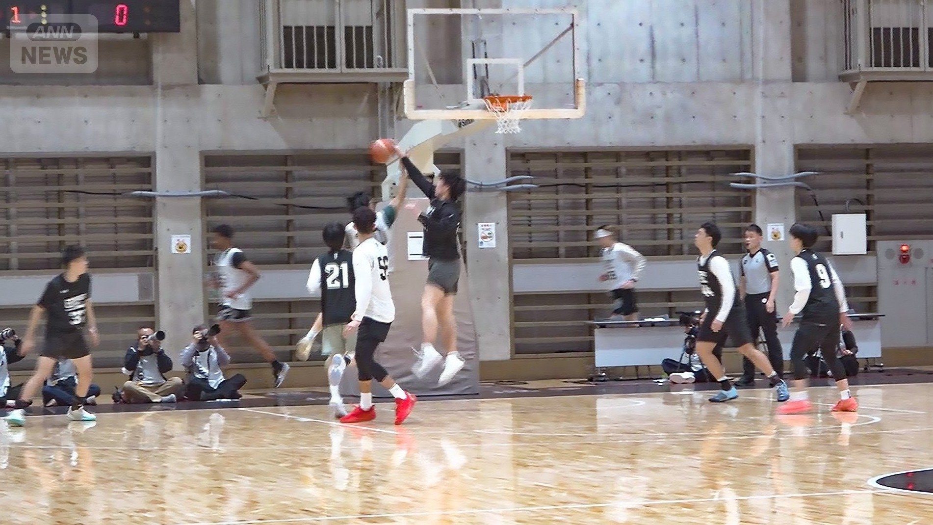 スクリメージで豪快なブロック