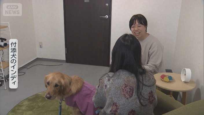 模擬面接　手前が被害者役の女性　