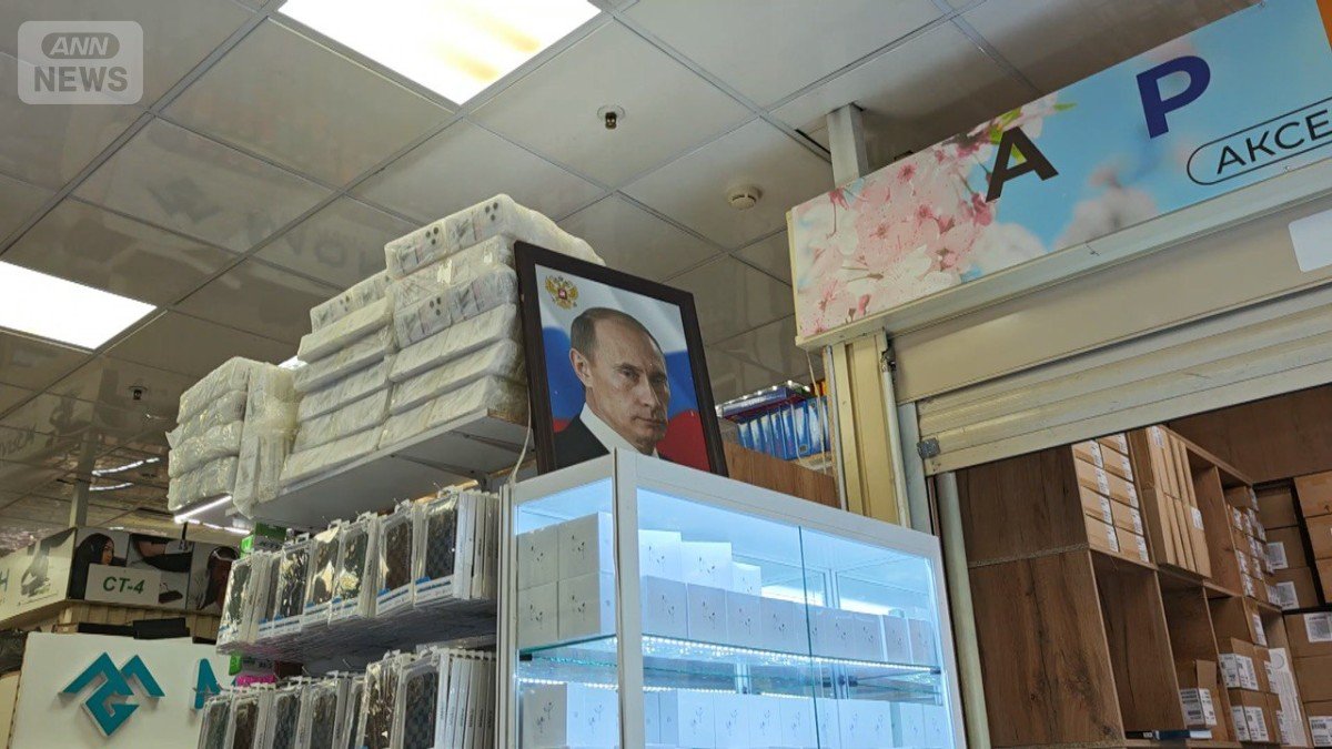 リュブリノの市場の片隅には、プーチン大統領の写真が飾られている