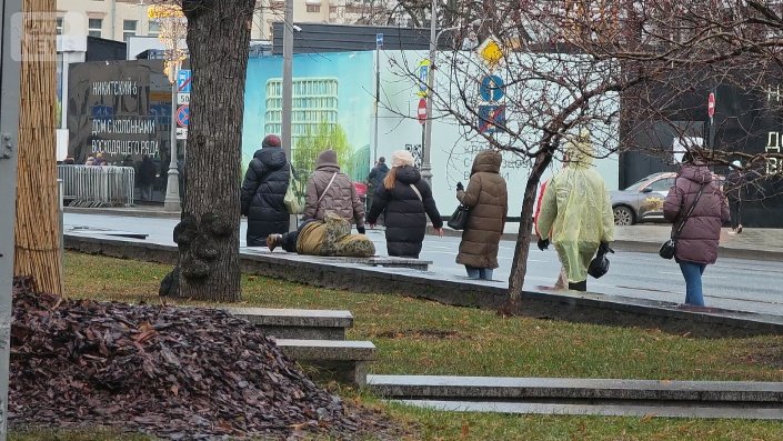 12月のモスクワ　路上で寝る人に通行人は気づかない