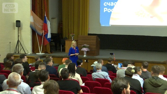 党大会で話すドゥンツォワ氏