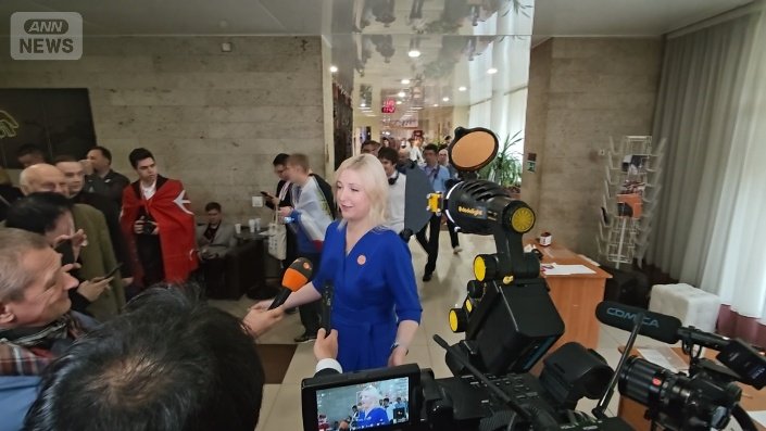 党大会でインタビューを受けるドゥンツォワ氏