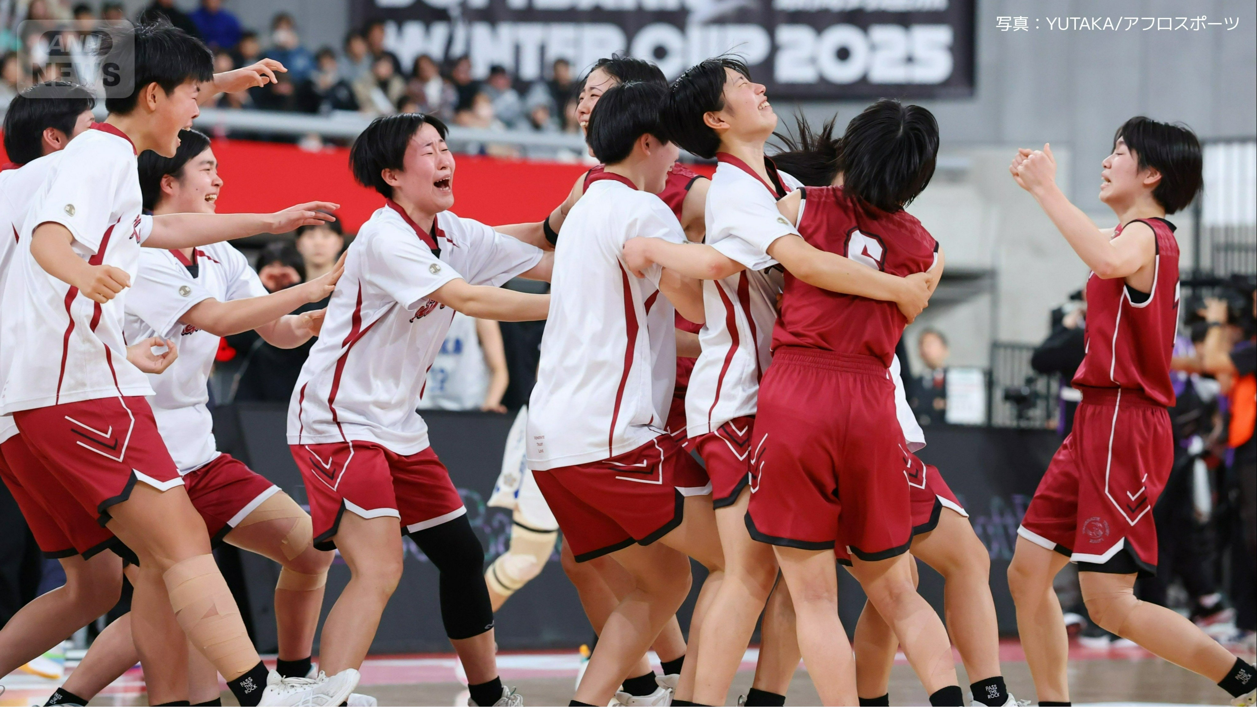 優勝を分かち合う大阪薫英の選手