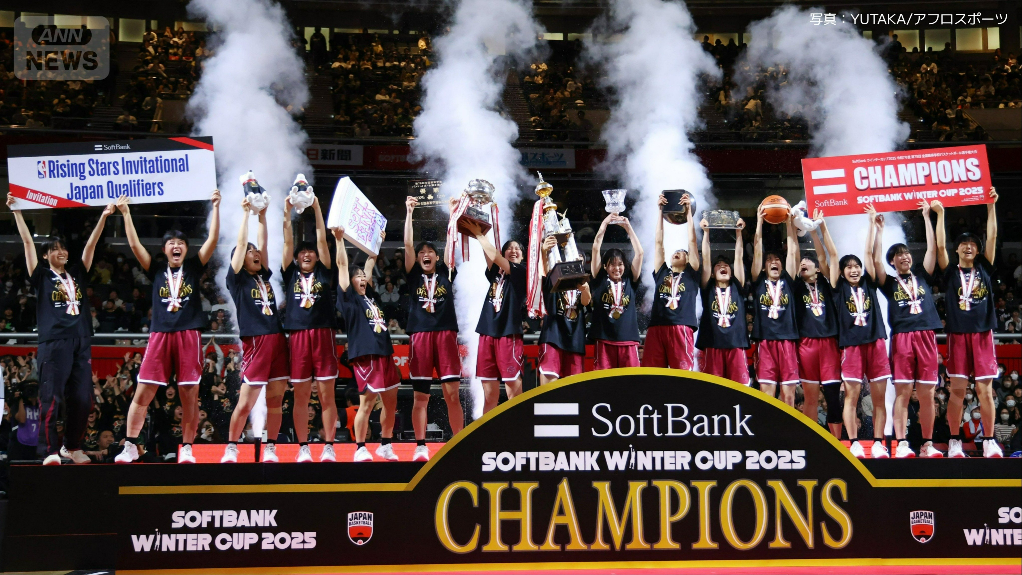 表彰式で喜ぶ大阪薫英