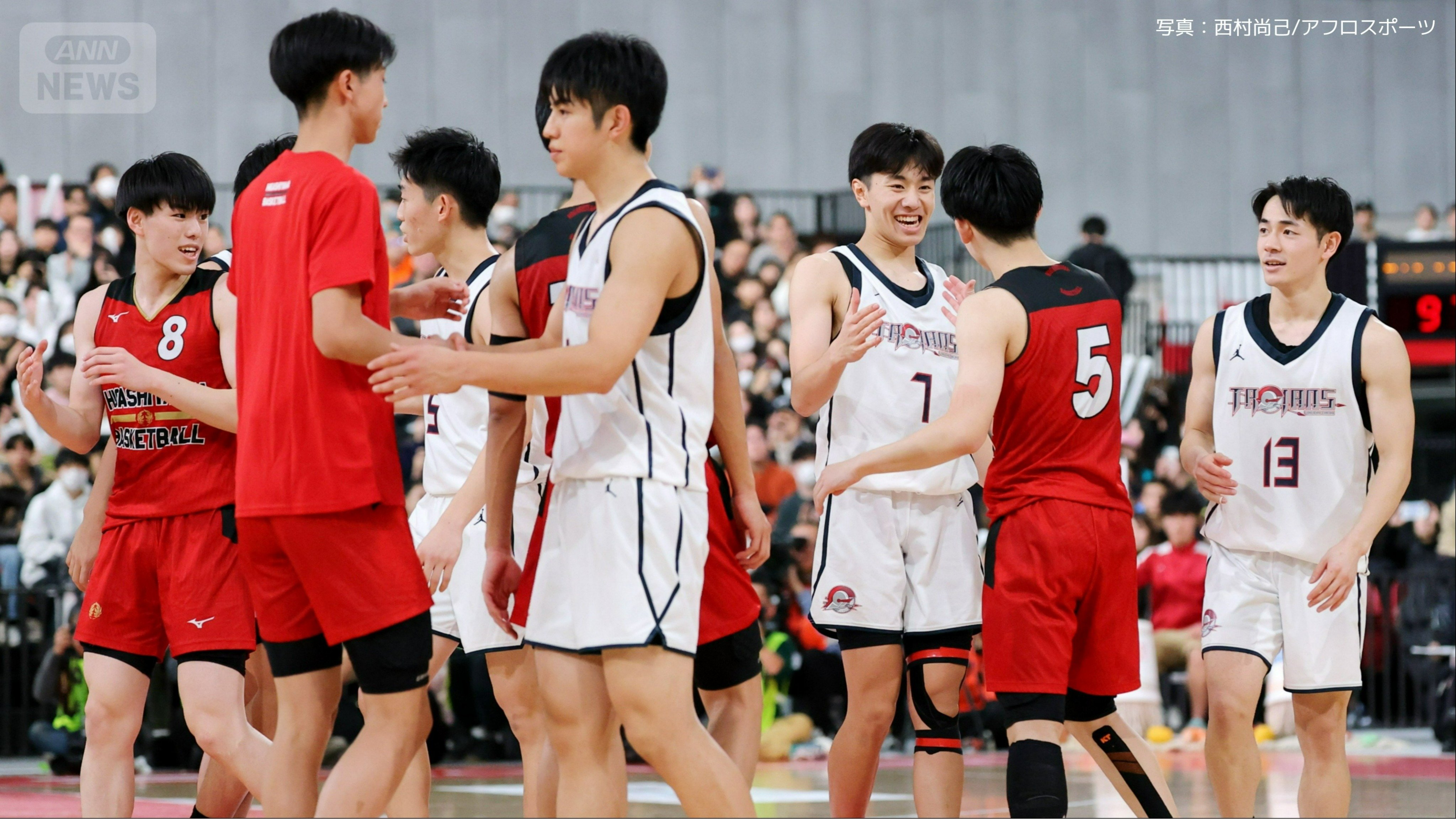 健闘を称え合う福大大濠と東山