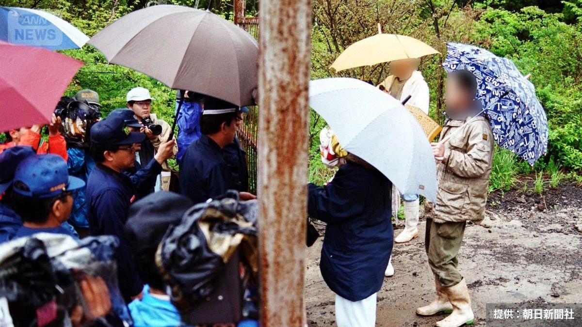 熊本県波野村で家宅捜索の捜査員に対応するオウム信徒3人(提供:朝日新聞社)※画像の一部を修正しています